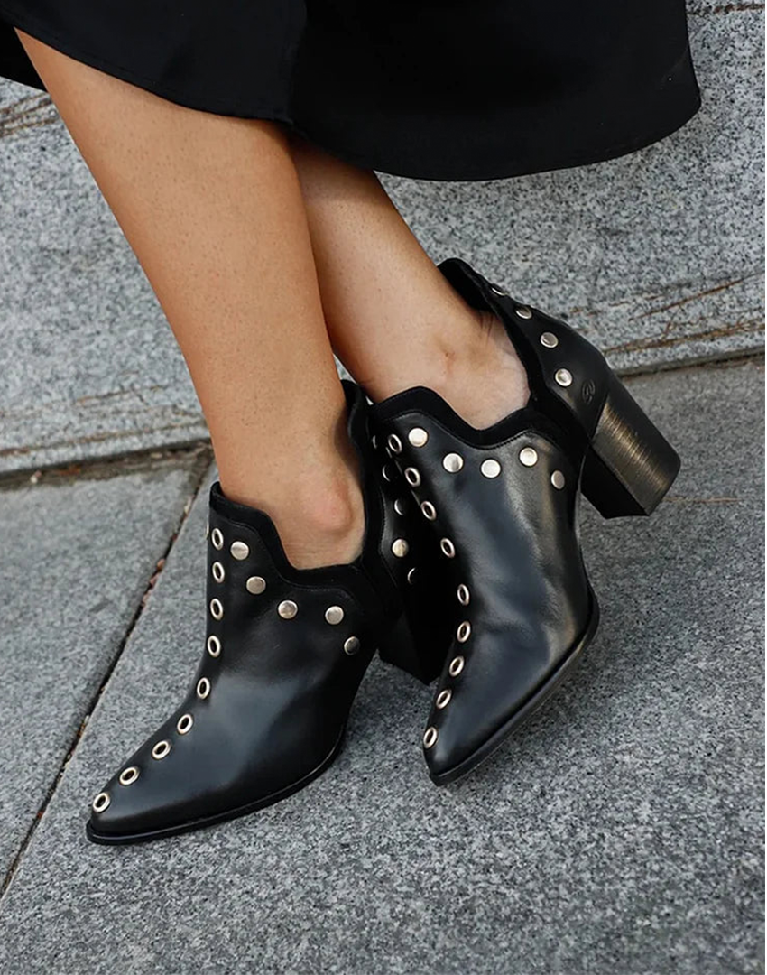 Women's Studded Wide Heel Boots - VibreMode