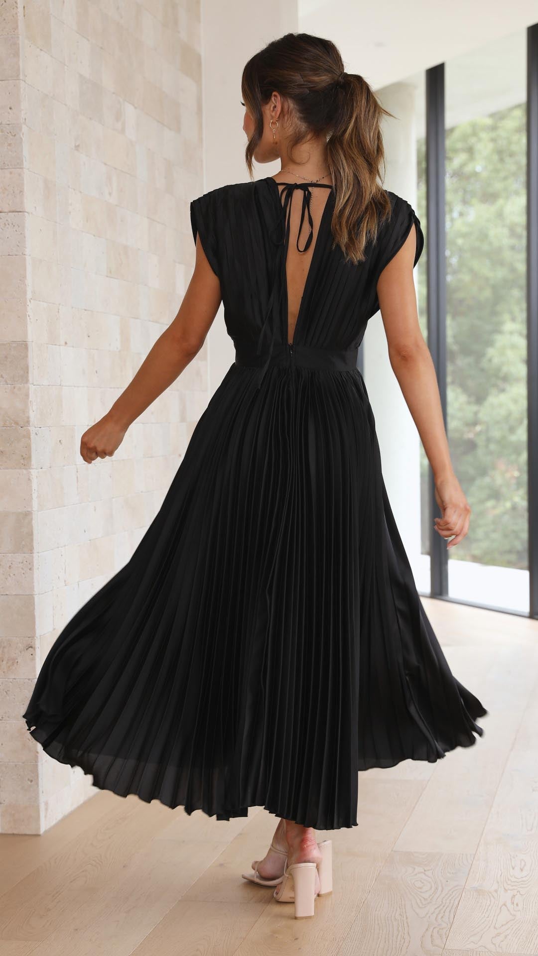 Elegant Women's Pleated Maxi Dress