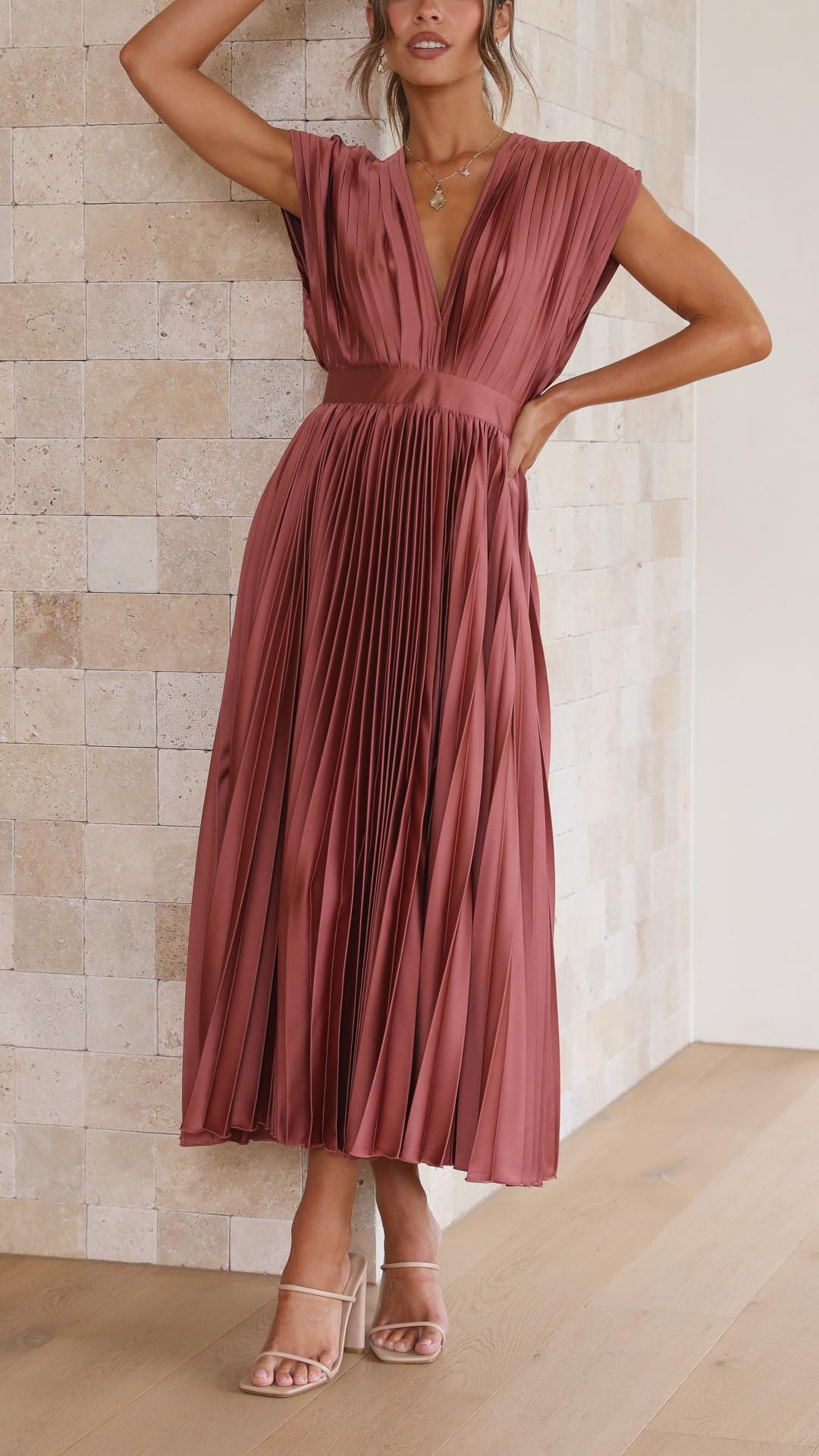 Elegant Women's Pleated Maxi Dress